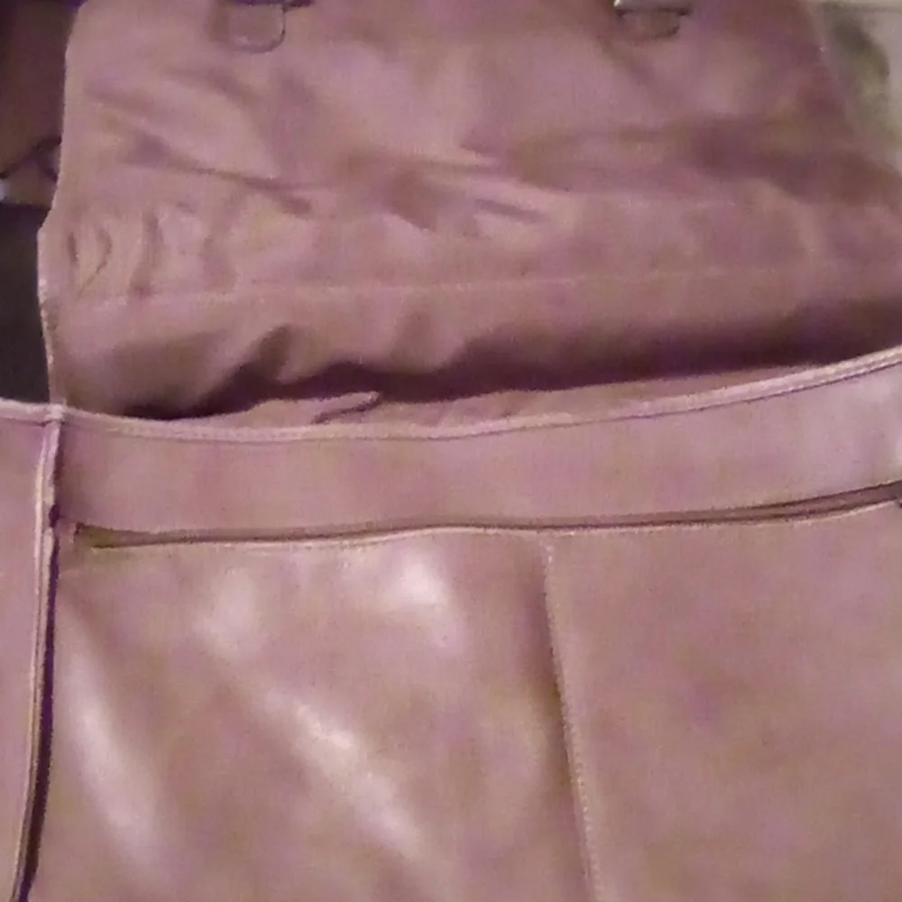 All Leather Large Messenger Bag With Handle And Large Adjustable Straps.